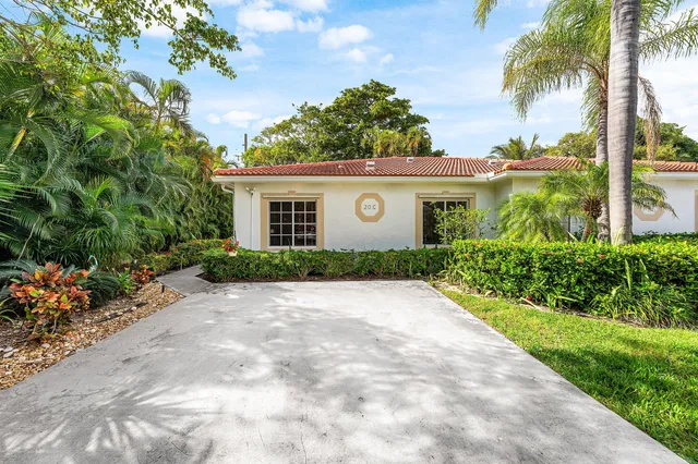 a view of backyard with a garden