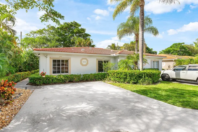 a view of a house with a yard