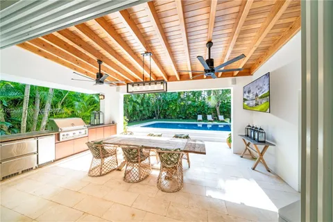 $4,695,000 | 5236 Pine Tree Drive, Miami Beach, FL 33140