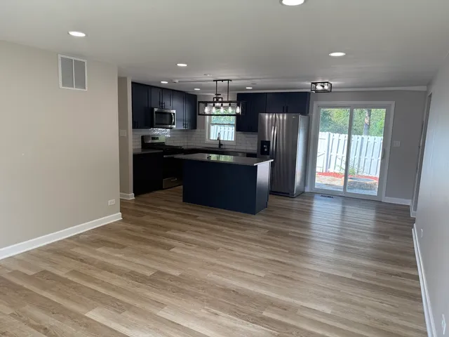 $3,300 | 1220 Kingston Lane, Schaumburg, IL 60193