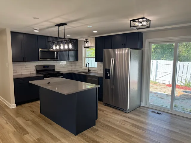 $3,300 | 1220 Kingston Lane, Schaumburg, IL 60193