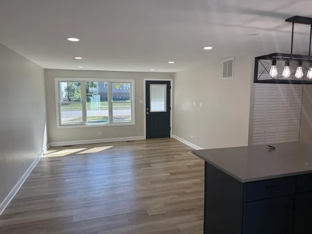 $3,300 | 1220 Kingston Lane, Schaumburg, IL 60193