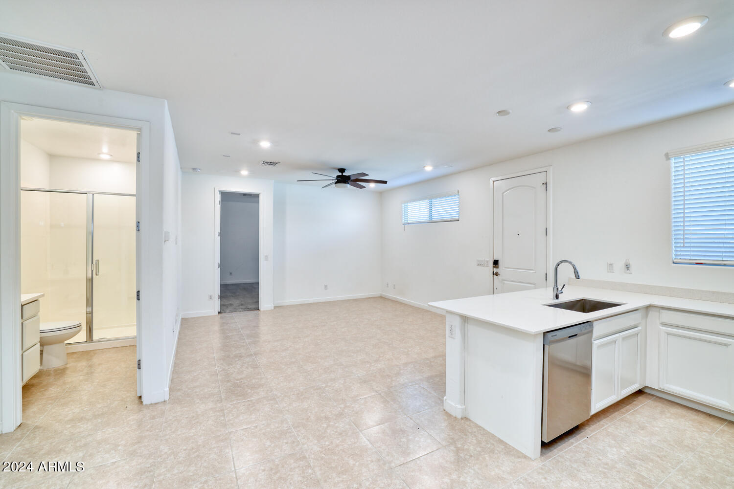 9535 West Trumbull Road Tolleson, AZ 85353 - Photo 13 of 22 Private Guest Suite