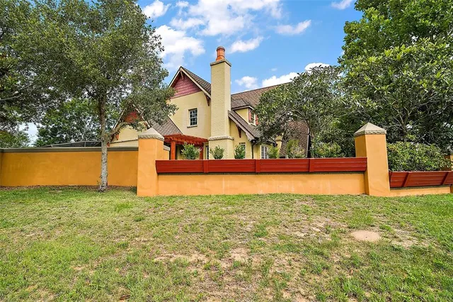 $997,000 | 707 South Dixie Drive, Howey-in-the-Hills, FL 34737