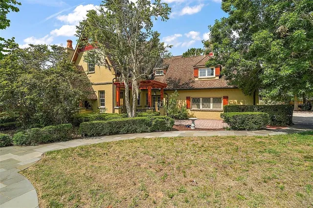 $997,000 | 707 South Dixie Drive, Howey-in-the-Hills, FL 34737