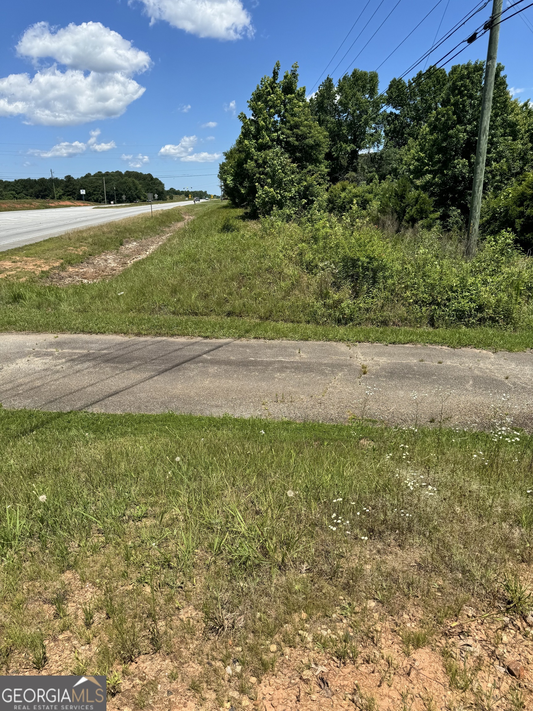 2883 Highway 441 Commerce, GA 30529 - Photo 6 of 12 a view of a yard with an outdoor space