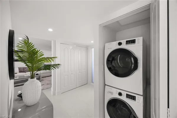 a view of entryway with washer and dryer