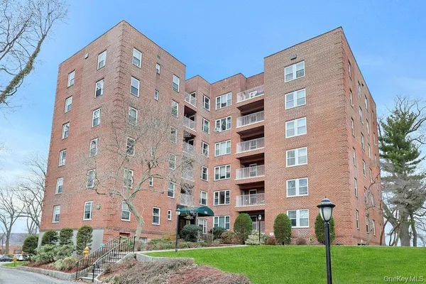 $499,000 | 555 Broadway, Unit 6E, Hastings-on-Hudson, NY 10706