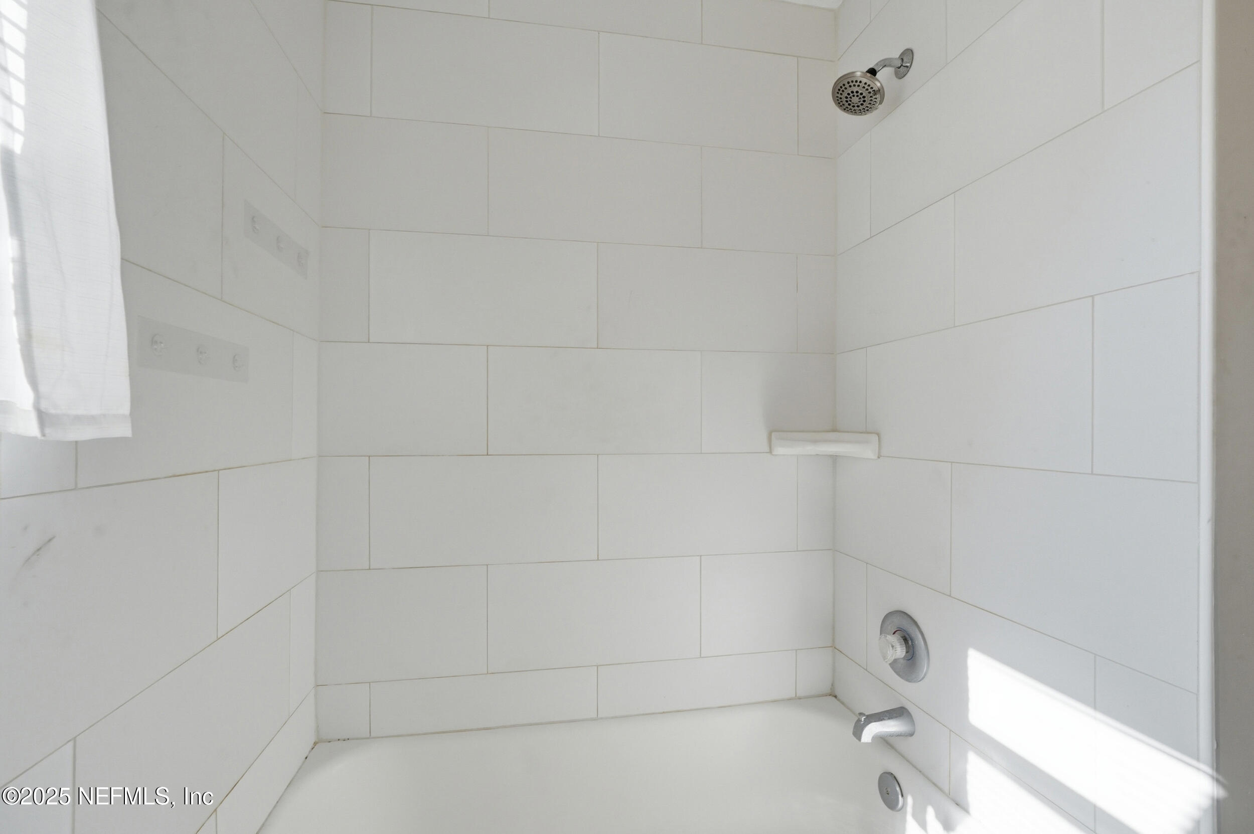 6500 Altama Road Jacksonville, FL 32216 - Photo 17 of 30 a bathroom with a bathtub