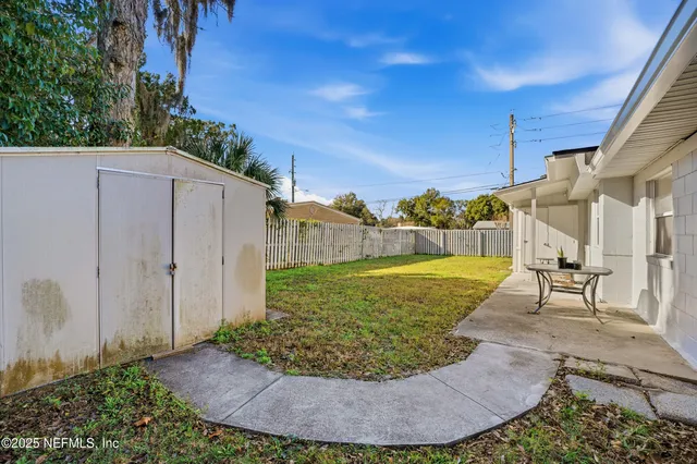 a view of a backyard