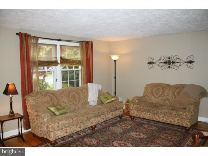 417 Heatherwood Road Havertown, PA 19083 - Photo 2 of 23 Living Room