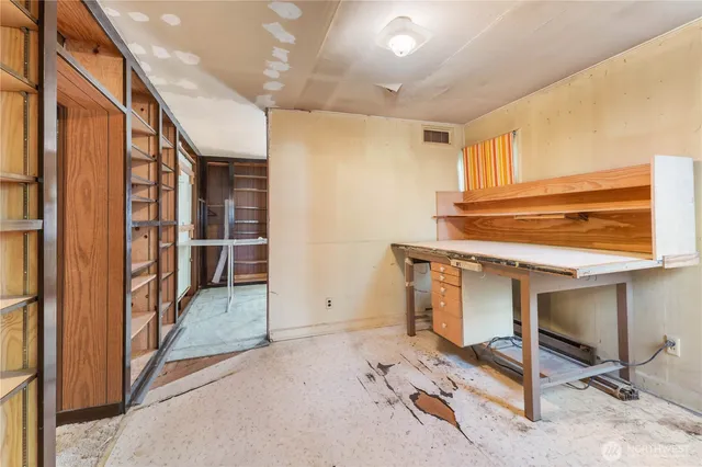 a view of entryway with workspace