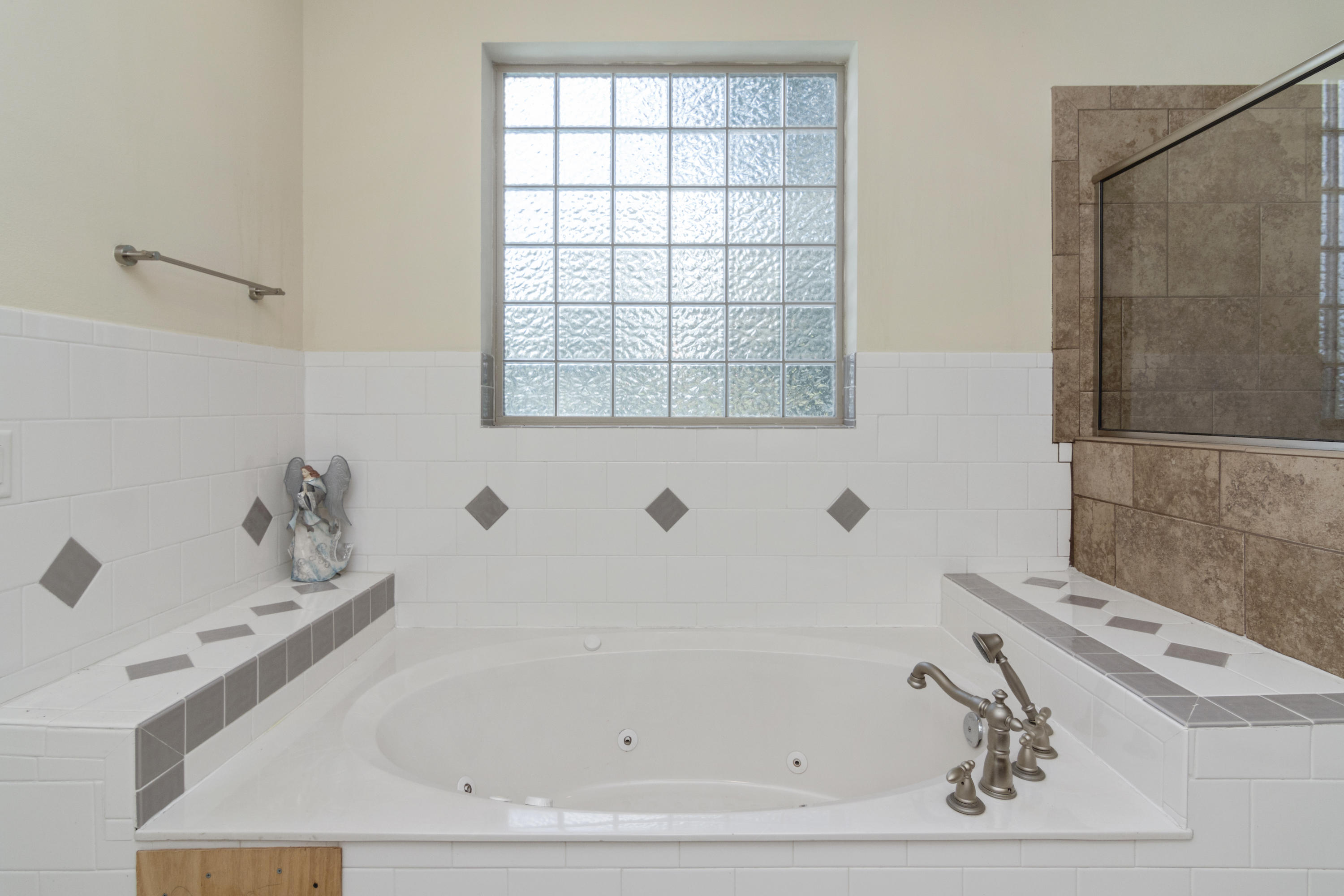 960 Long Road DeFuniak Springs, FL 32433 - Photo 14 of 38 a bathroom with a bathtub