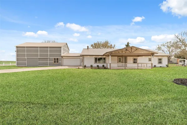 a view of yard with tree s