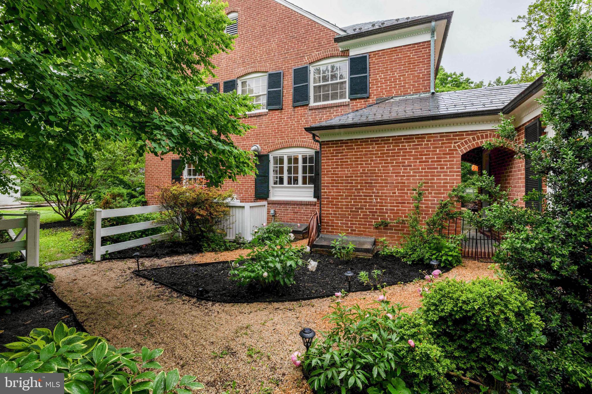 212 Churchwardens Road Baltimore, MD 21212 - Photo 46 of 48 Side garden