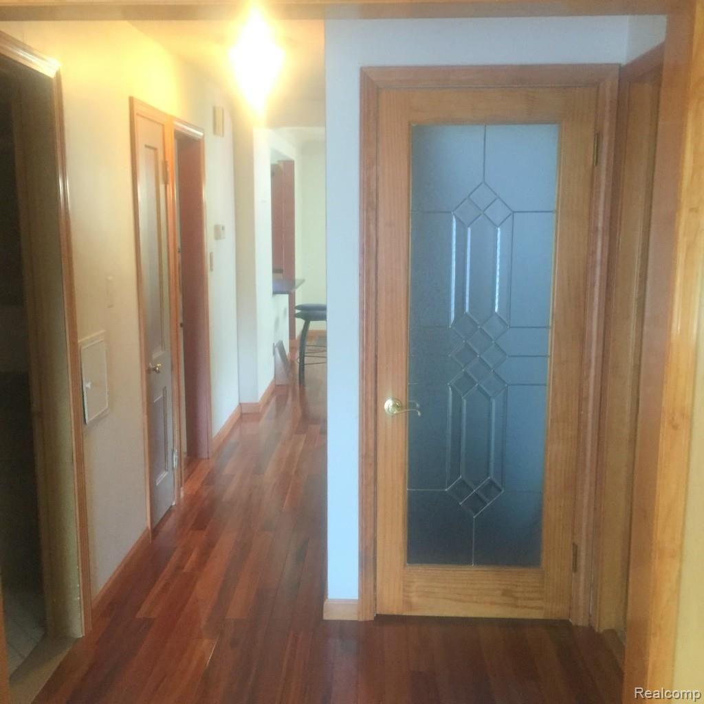 1737 Oxford Road Berkley, MI 48072 - Photo 25 of 40 Main floor hallway