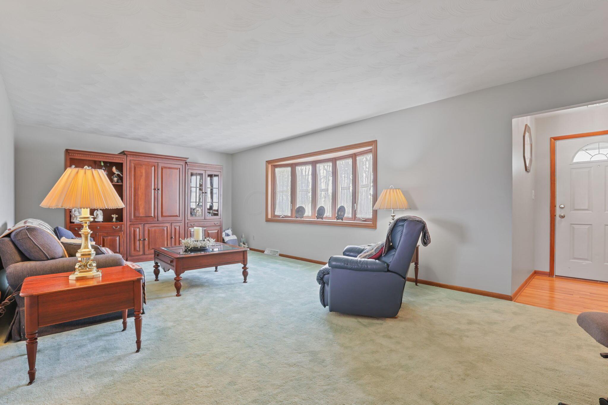 8200 Haenszel Road Grove City, OH 43123 - Photo 7 of 40 Living Room