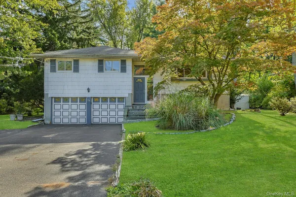 a view of an house with backyard and garden