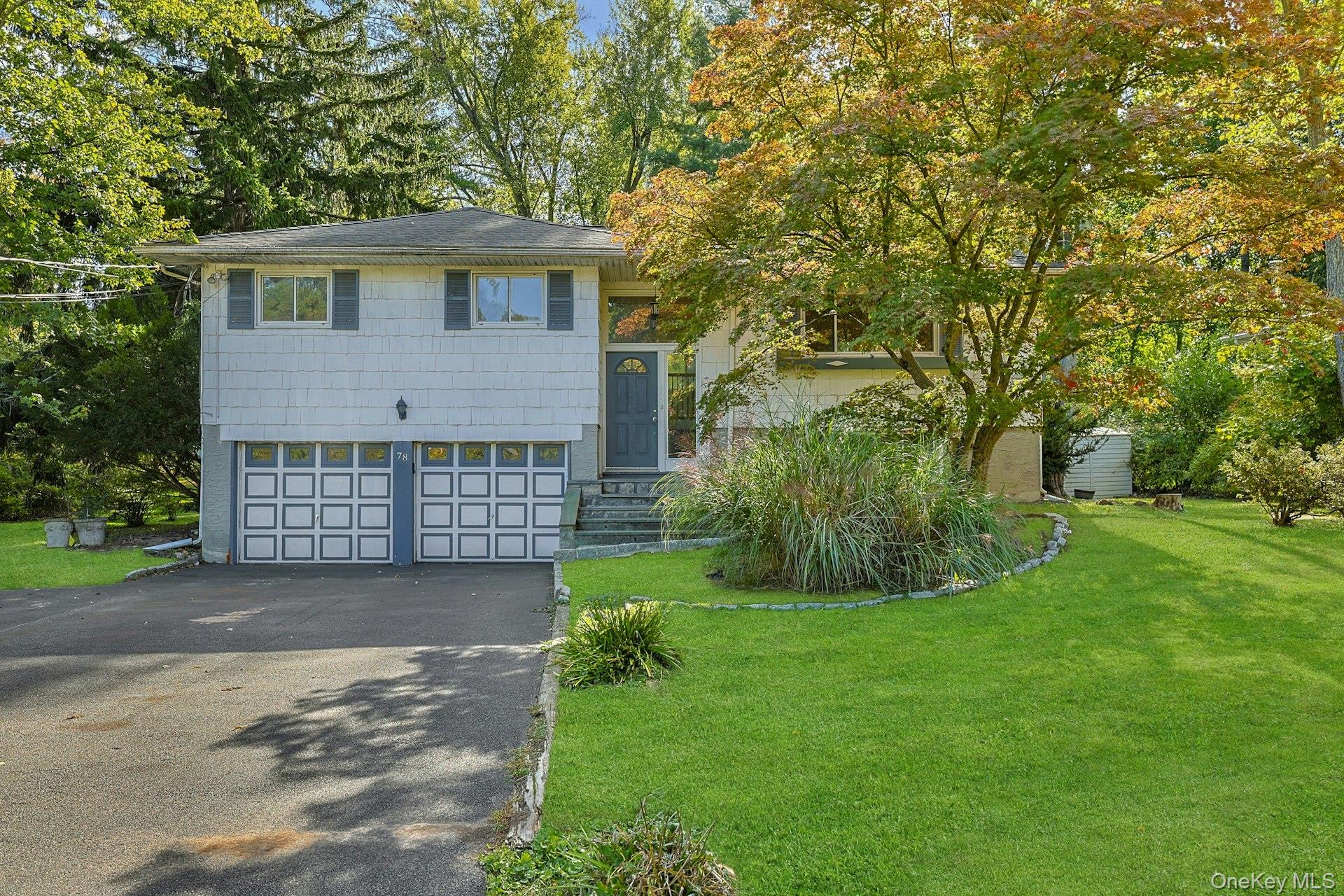 a view of an house with backyard and garden