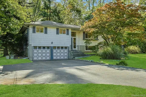 a view of front of a house with a yard