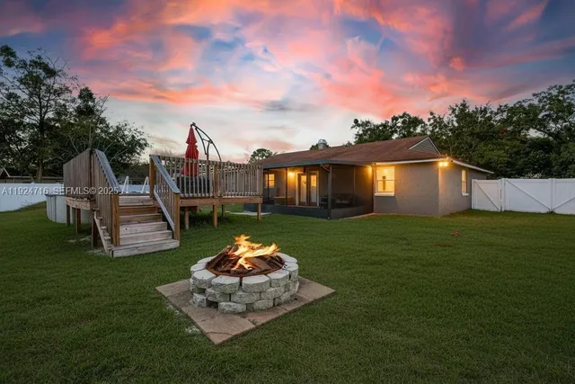 a view of a house with backyard