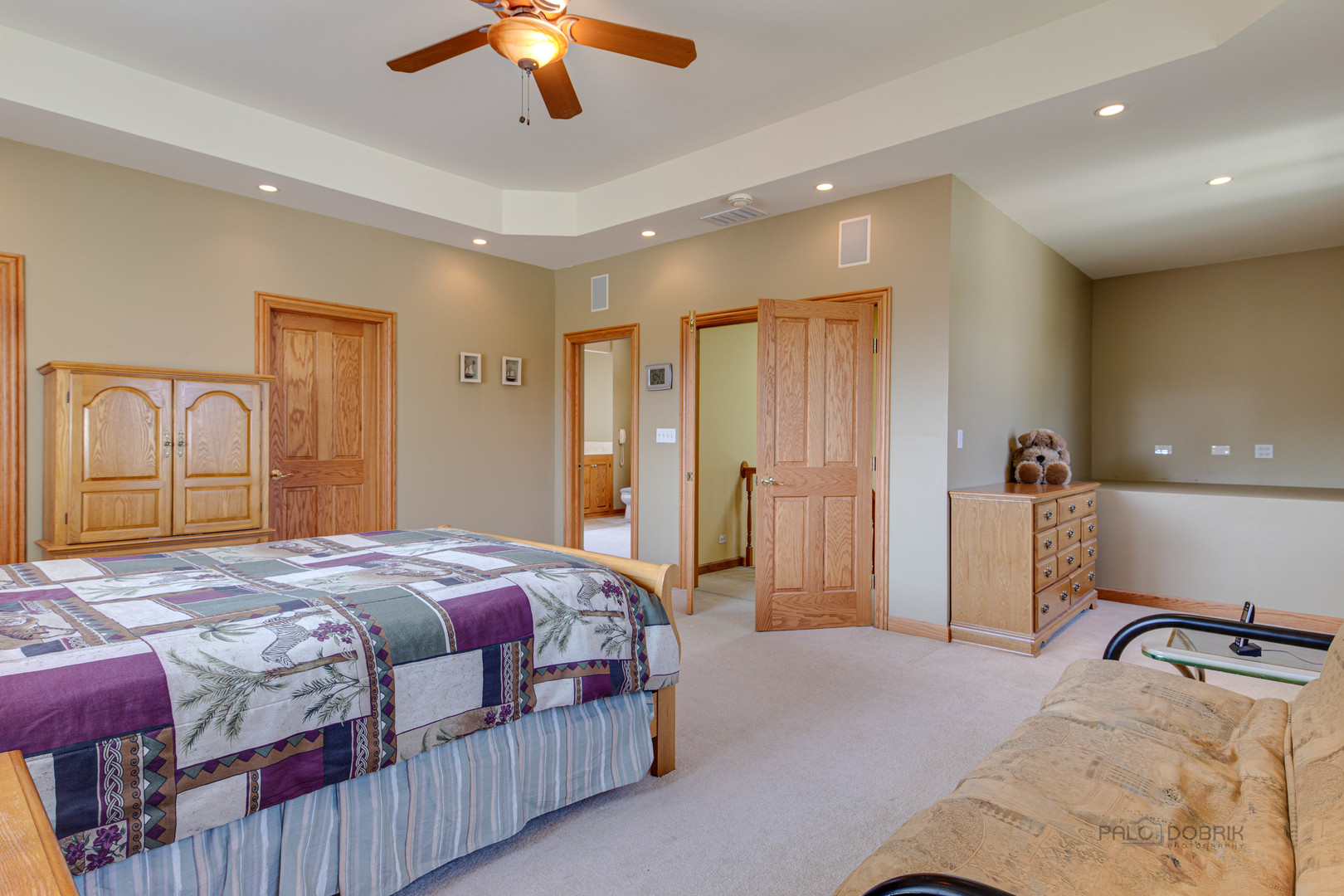 1865 Everett Avenue Des Plaines, IL 60018 - Photo 24 of 38 a bedroom with a bed and a dresser