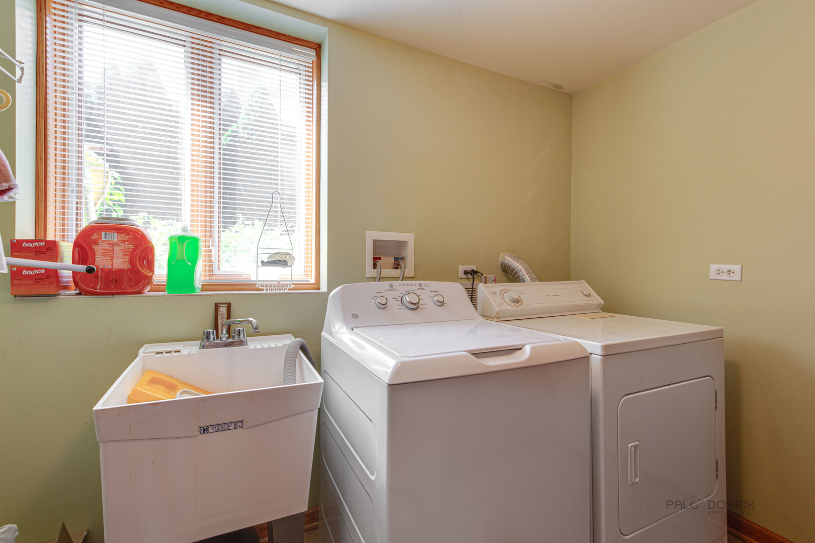 1865 Everett Avenue Des Plaines, IL 60018 - Photo 30 of 38 a utility room with dryer and washer