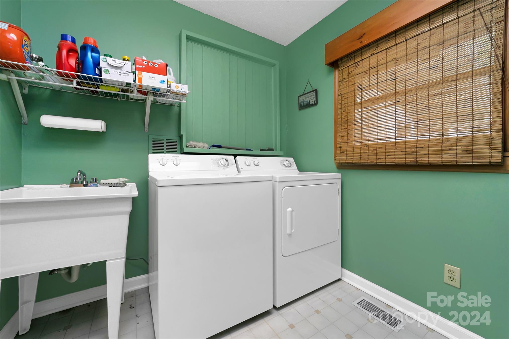 50 Summer Road Cedar Mountain, NC 28718 - Photo 31 of 41 a utility room with dryer and washer