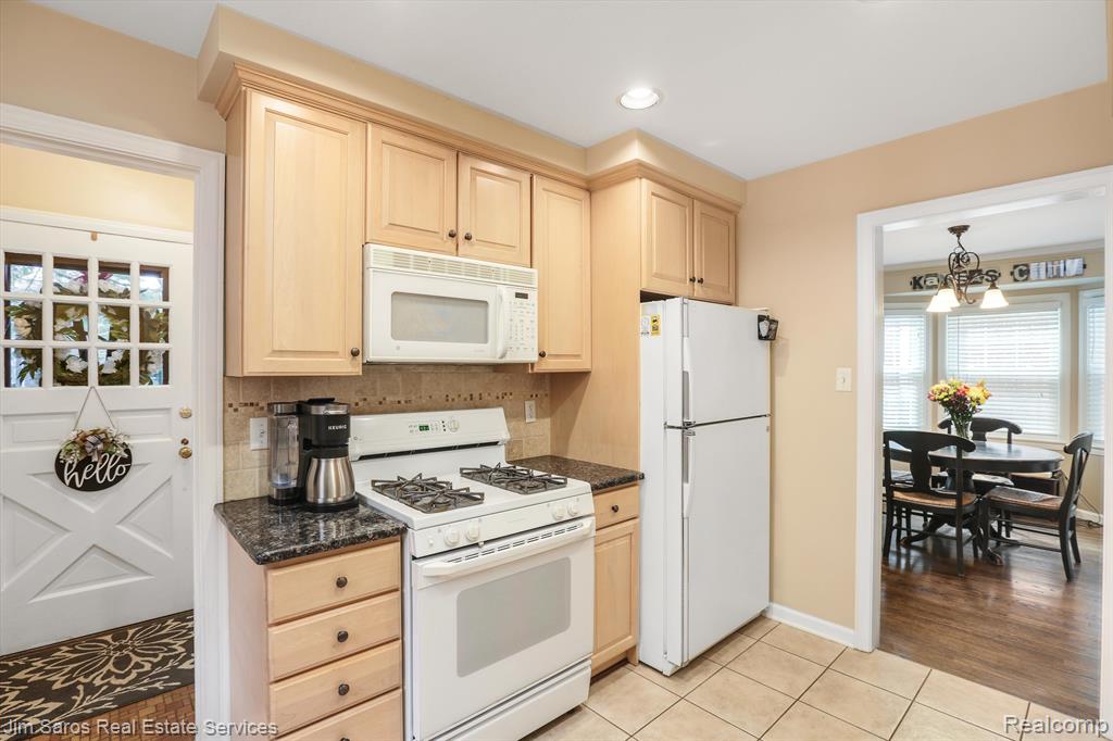 1330 Hampton Road Grosse Pointe Woods, MI 48236 - Photo 8 of 29