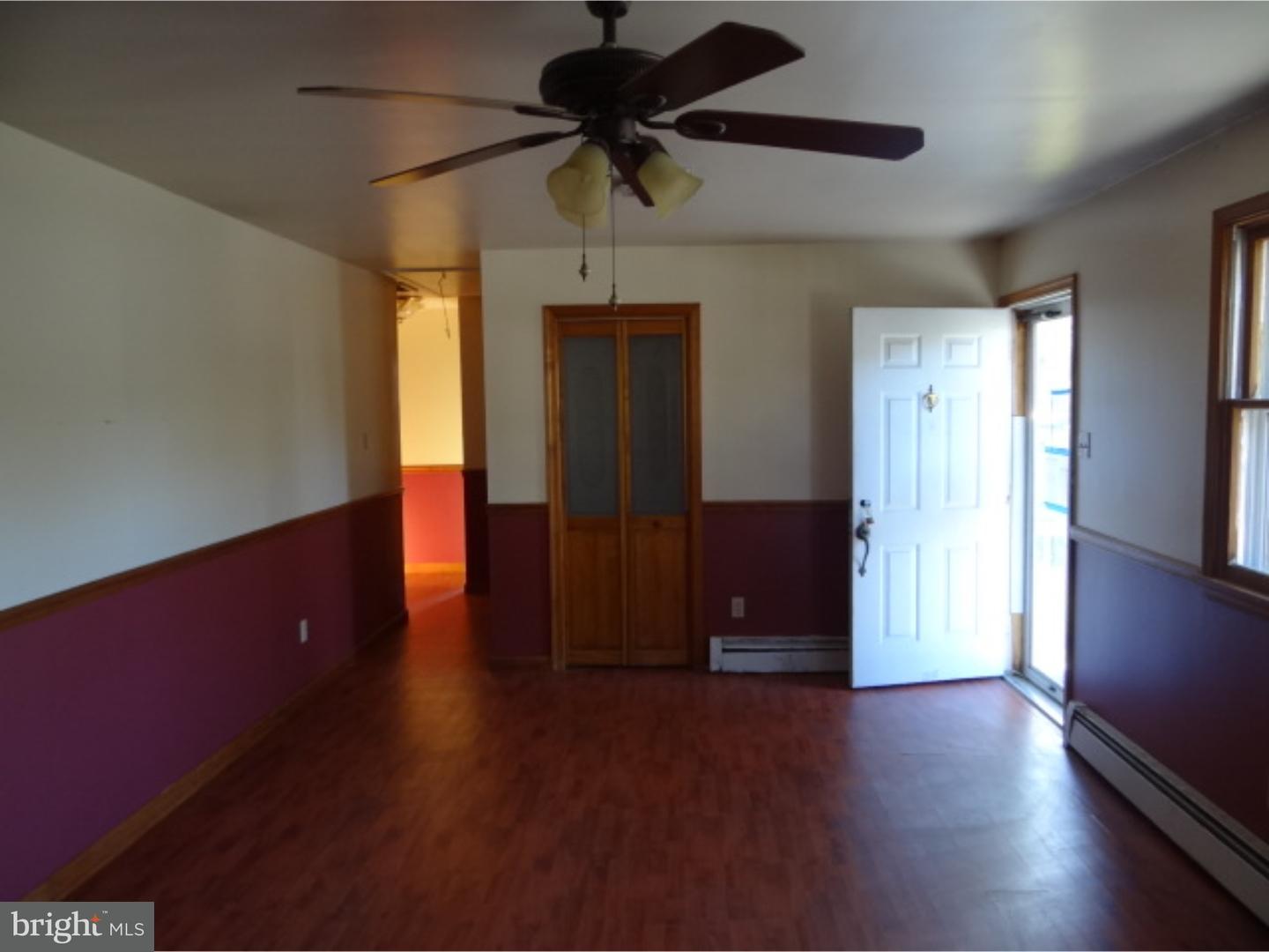 84 Georgia Road Pennsville, NJ 08070 - Photo 8 of 18 Living Room