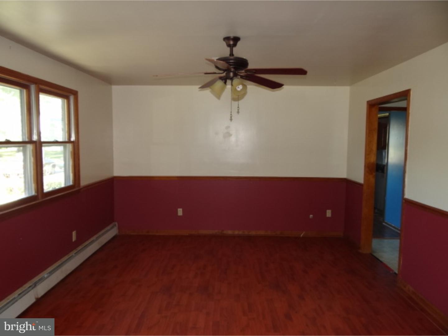 84 Georgia Road Pennsville, NJ 08070 - Photo 9 of 18 Living Room