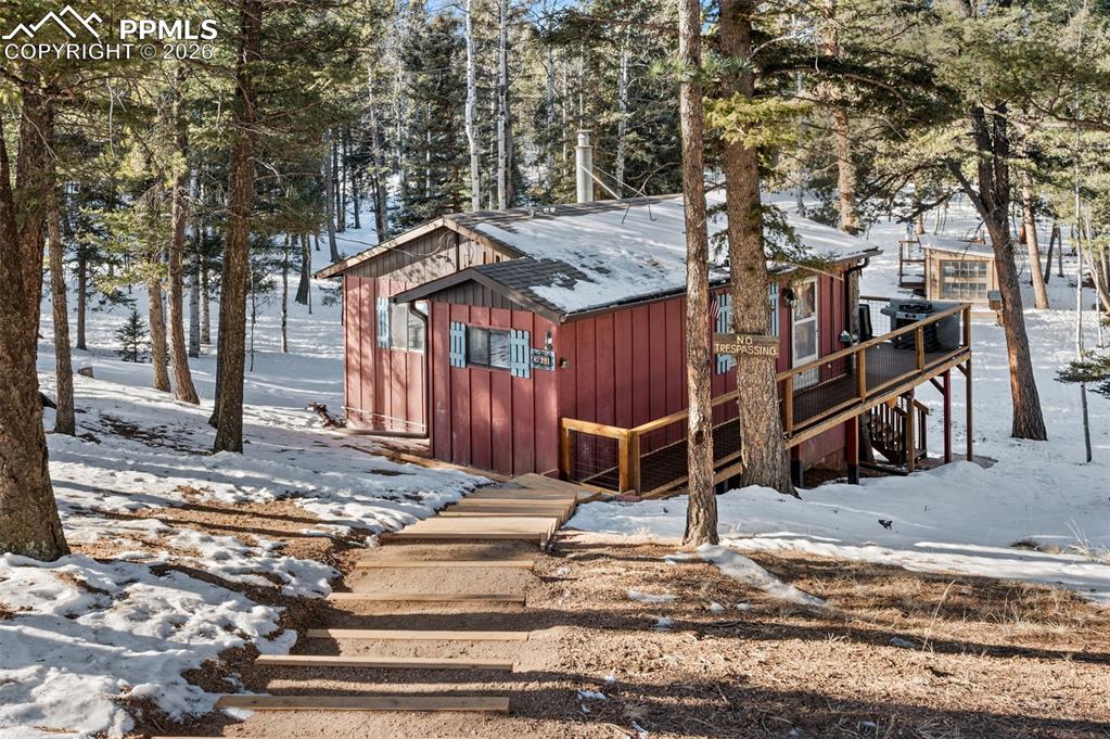 a view of a backyard