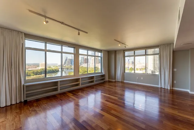$5,275 | 54 Rainey Street, Unit 1122, Austin, TX 78701