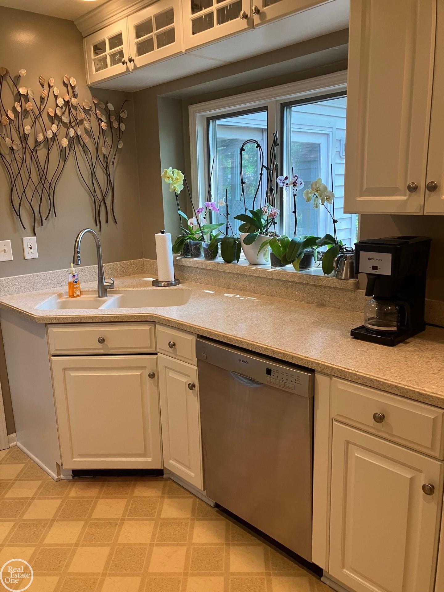 1231 Hawthorne Road Grosse Pointe, MI 48236 - Photo 10 of 41 50109491-9.JPG