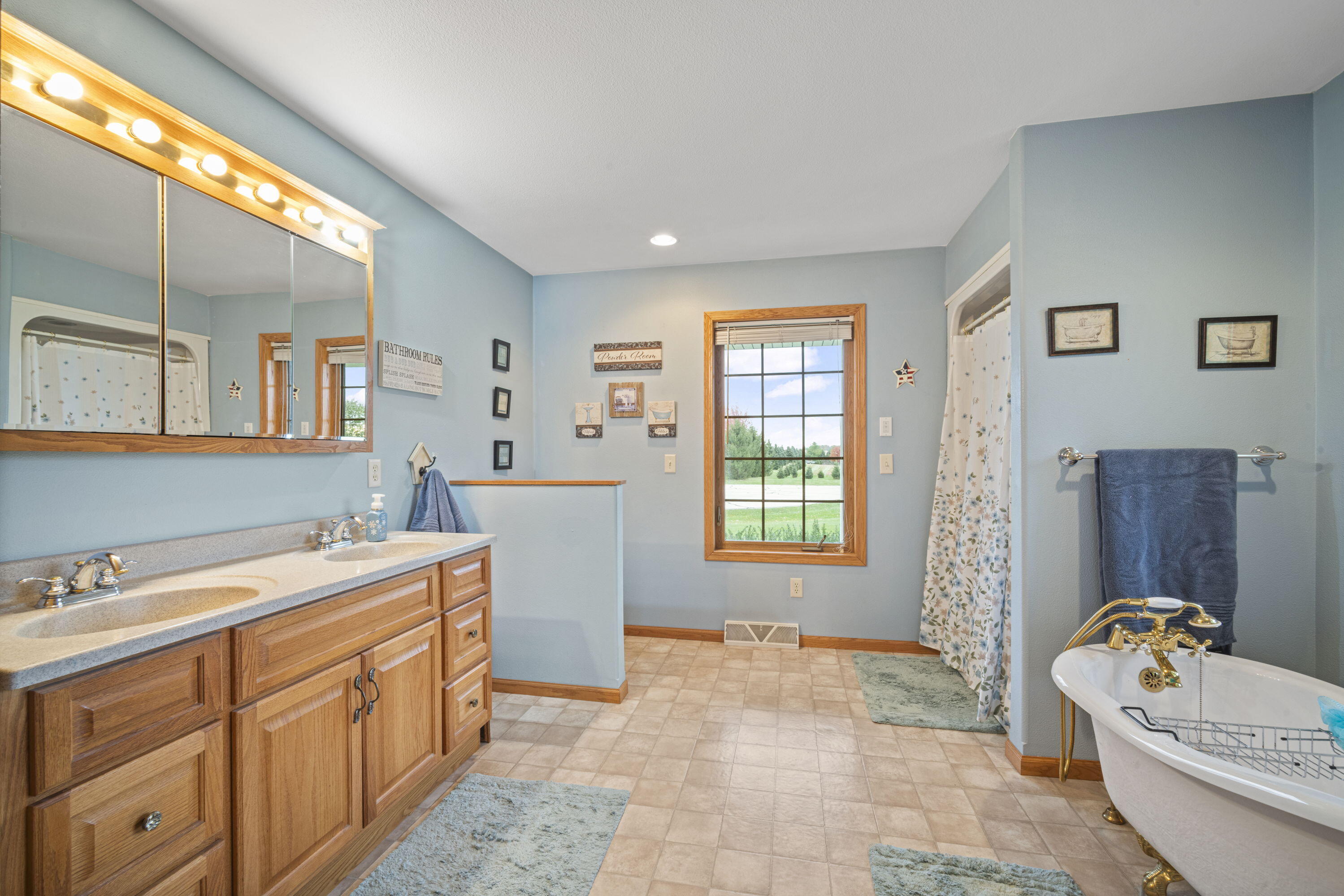 W2454 Timber Court Auburn, WI 53010 - Photo 13 of 31 Primary Bathroom