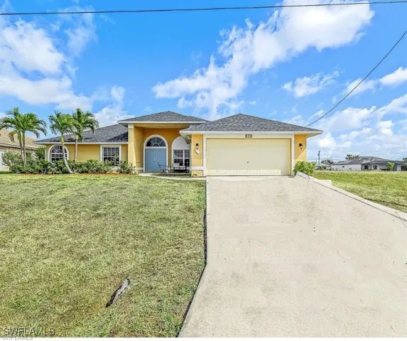 a view of a house with a yard