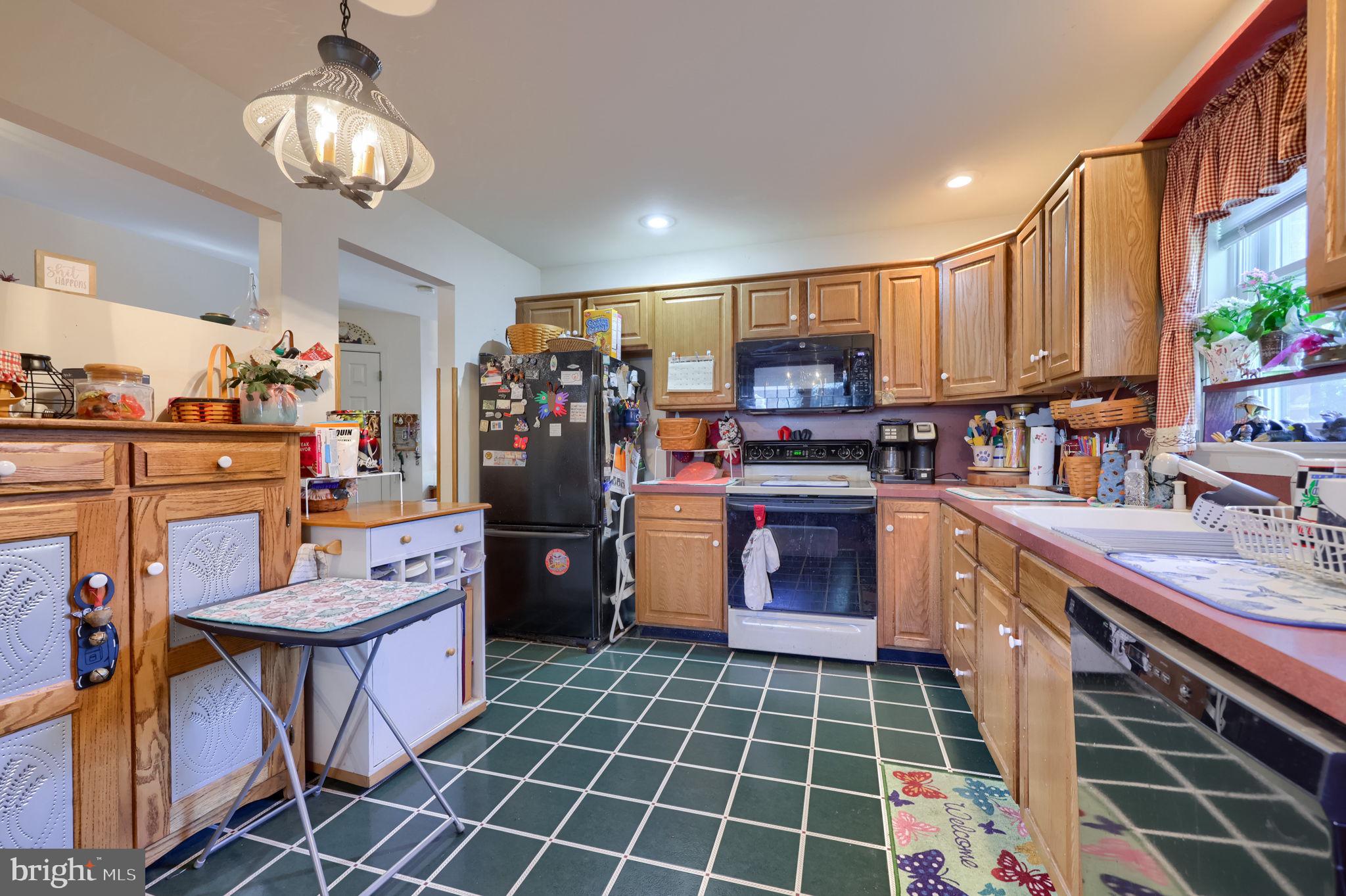 17 Georgetown Court Mountville, PA 17554 - Photo 9 of 32 Warm and inviting kitchen space.