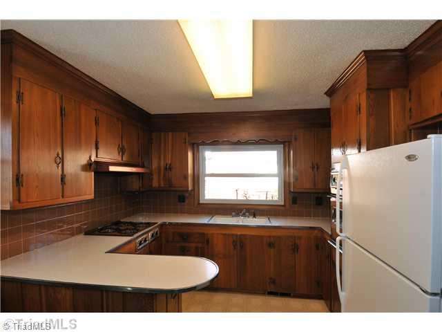 1412 Capri Road Southwest Winston-Salem, NC 27103 - Photo 3 of 12 Kitchen.