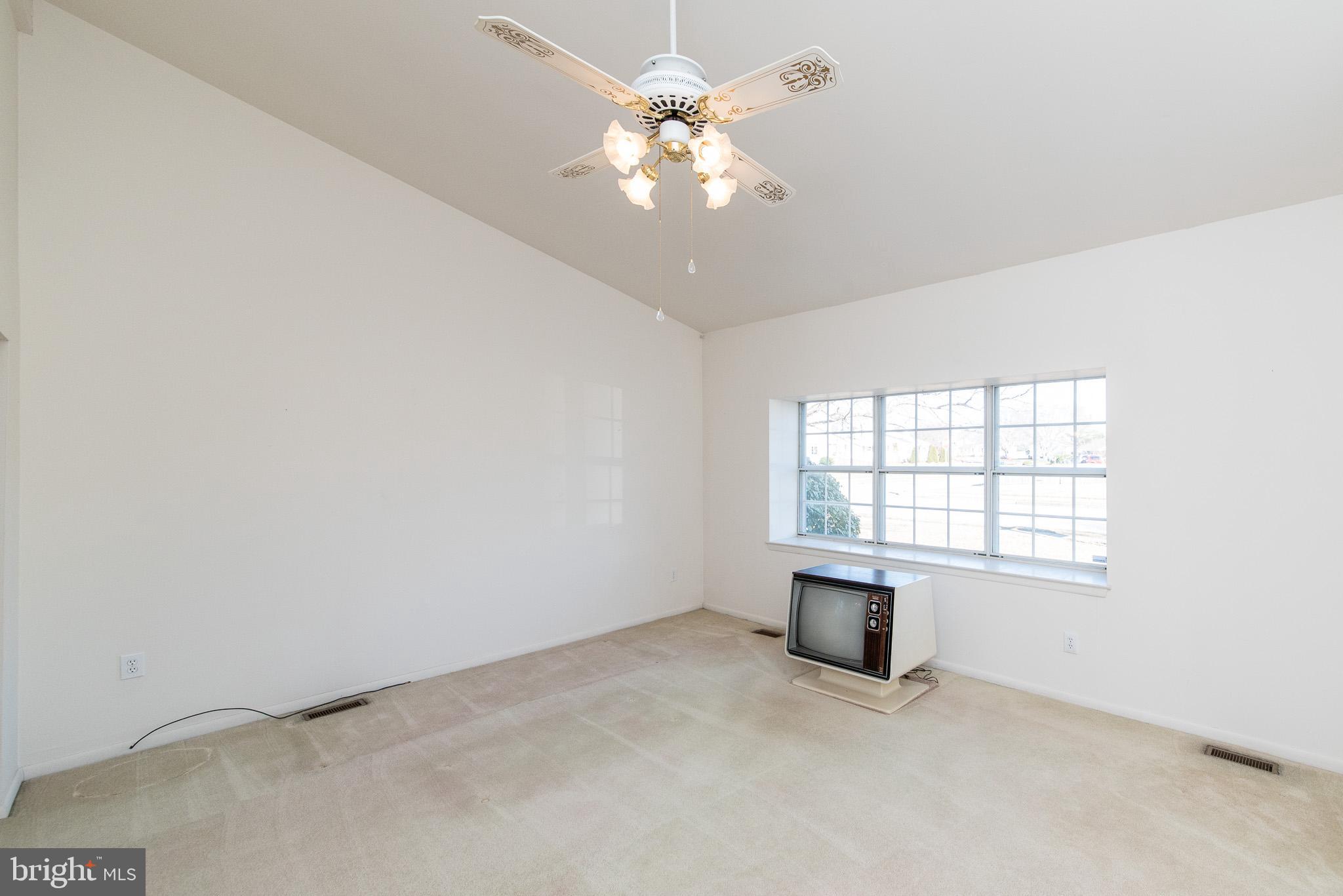 9116 Bowline Road Baltimore, MD 21236 - Photo 5 of 48 Living Room