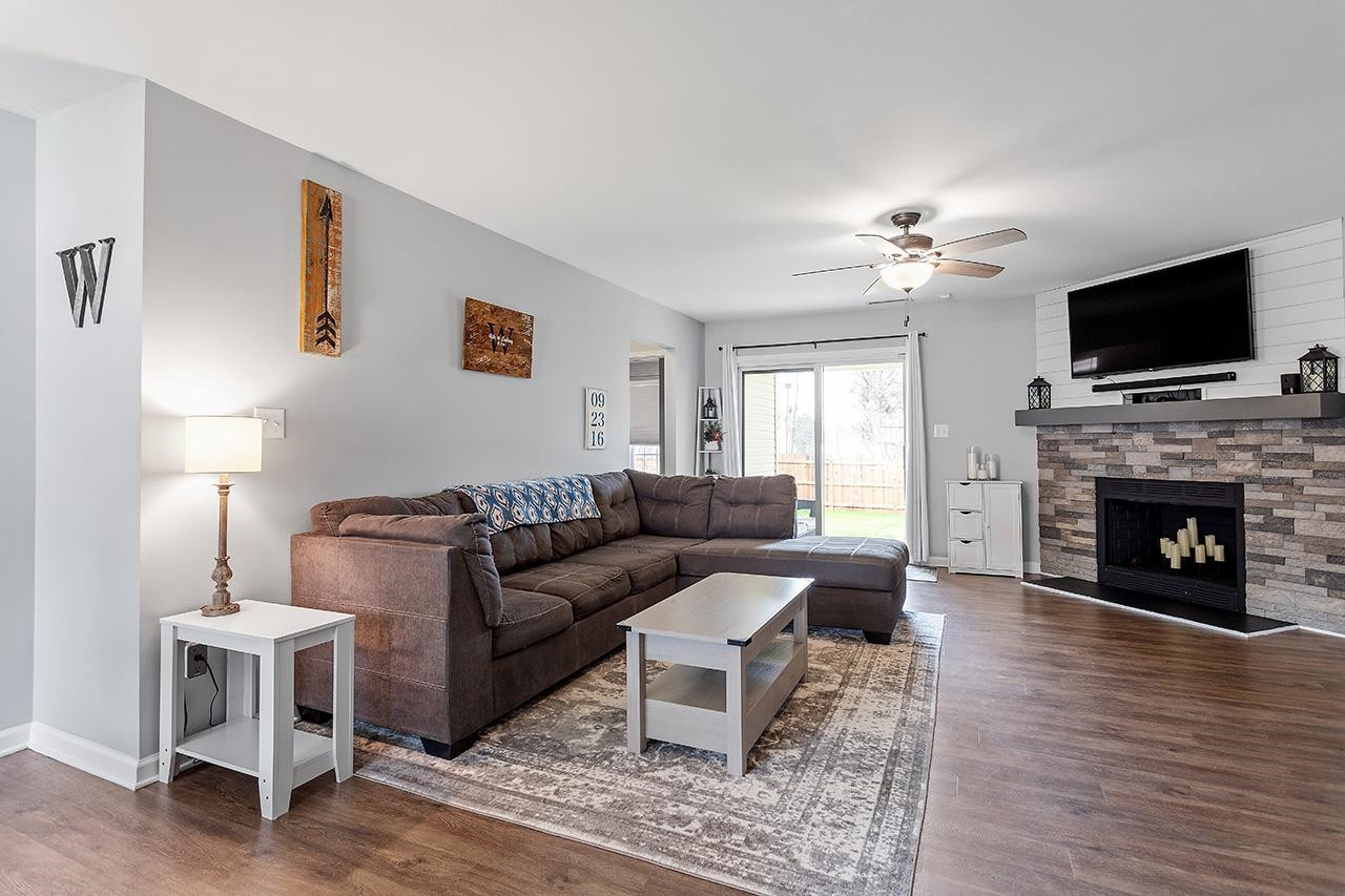 3824 Chokecherry Lane Raleigh, NC 27616 - Photo 13 of 32 Living Room
