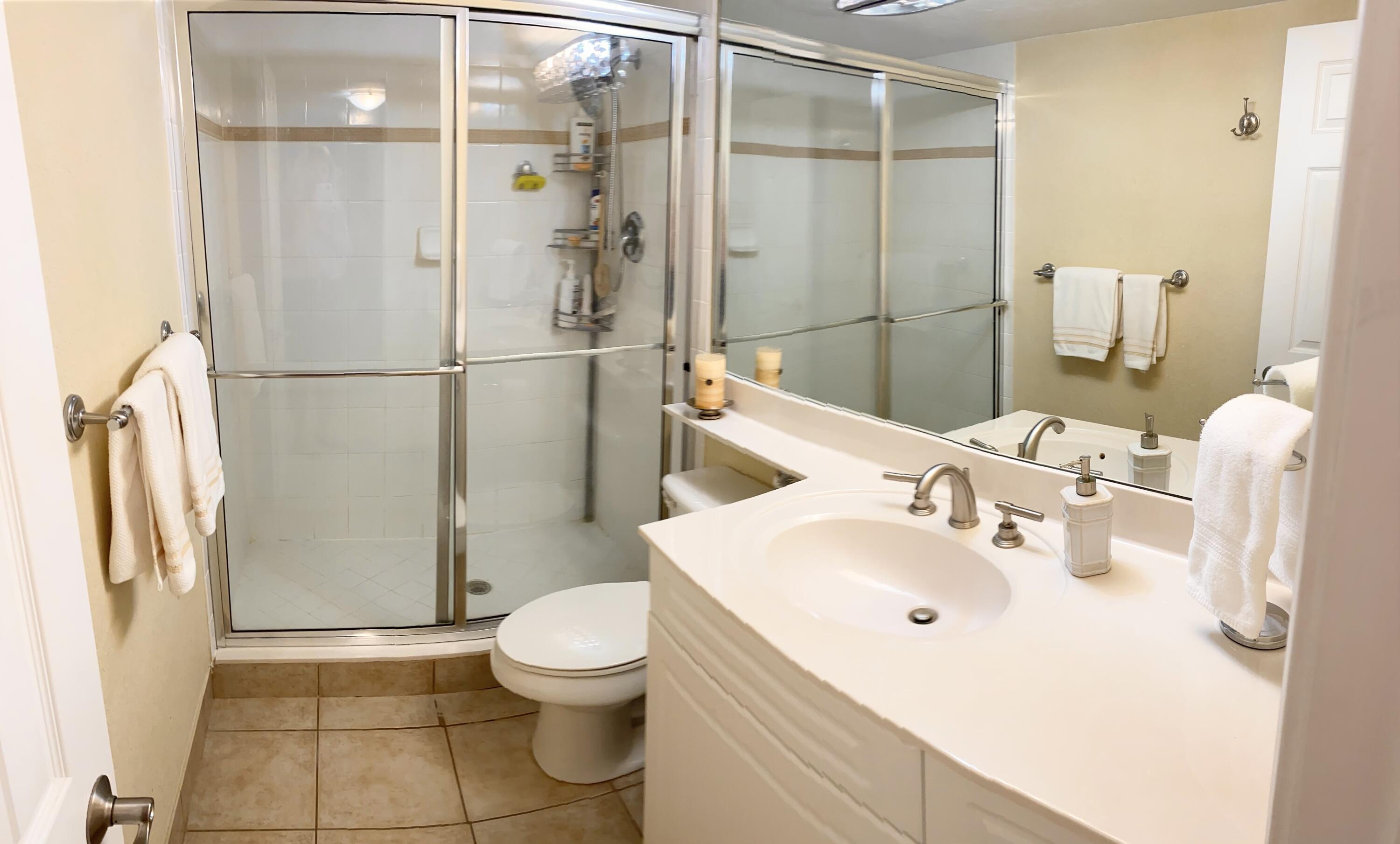 1000 Spanish River Road, Unit 4W Boca Raton, FL 33432 - Photo 21 of 23 guest bathroom
