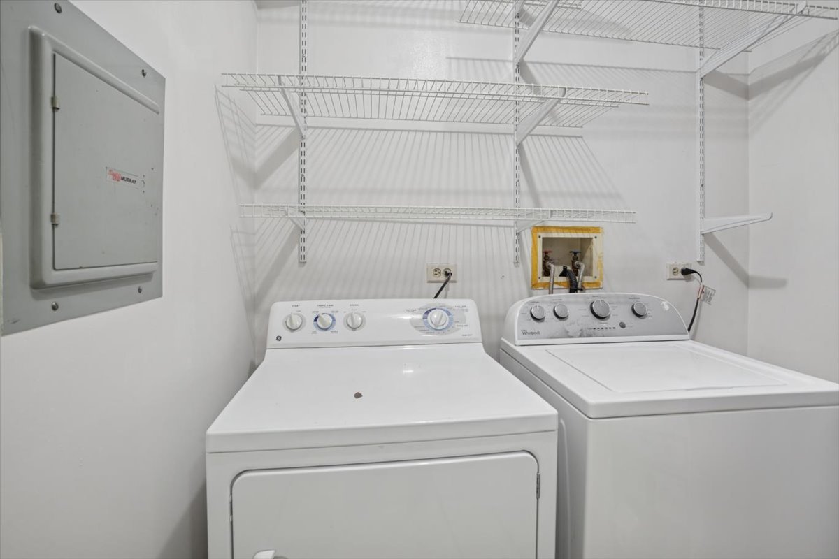 220 Hawthorne Court, Unit B2 Schaumburg, IL 60193 - Photo 17 of 20 a utility room with dryer and washer