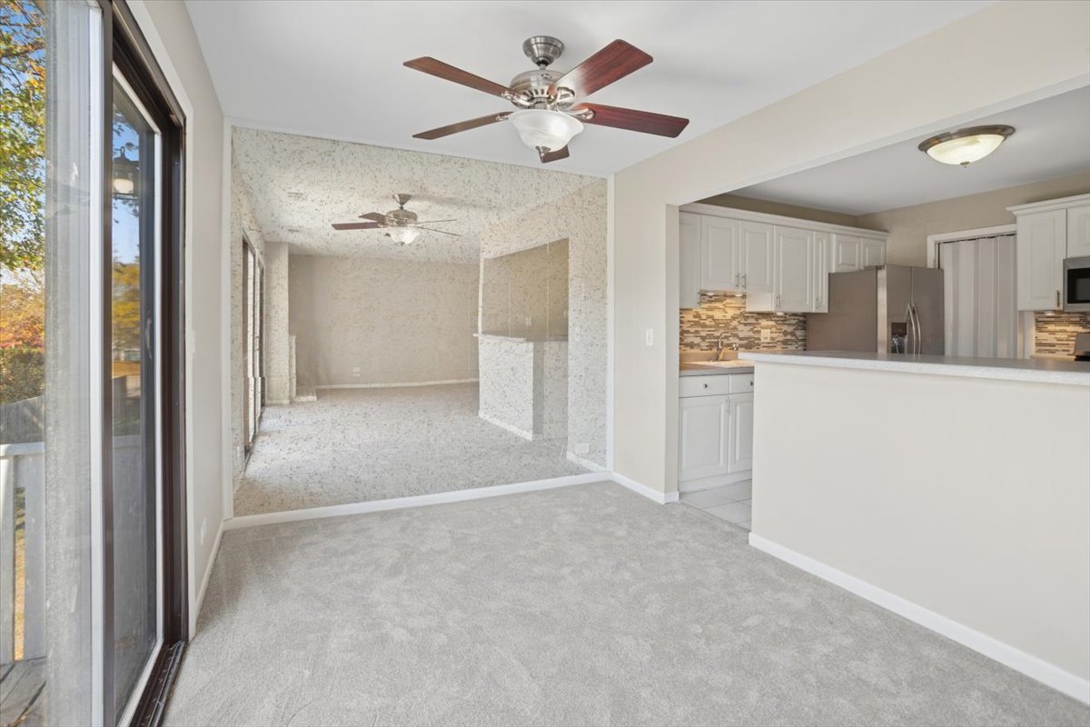 220 Hawthorne Court, Unit B2 Schaumburg, IL 60193 - Photo 6 of 20 a view of a livingroom with a kitchen