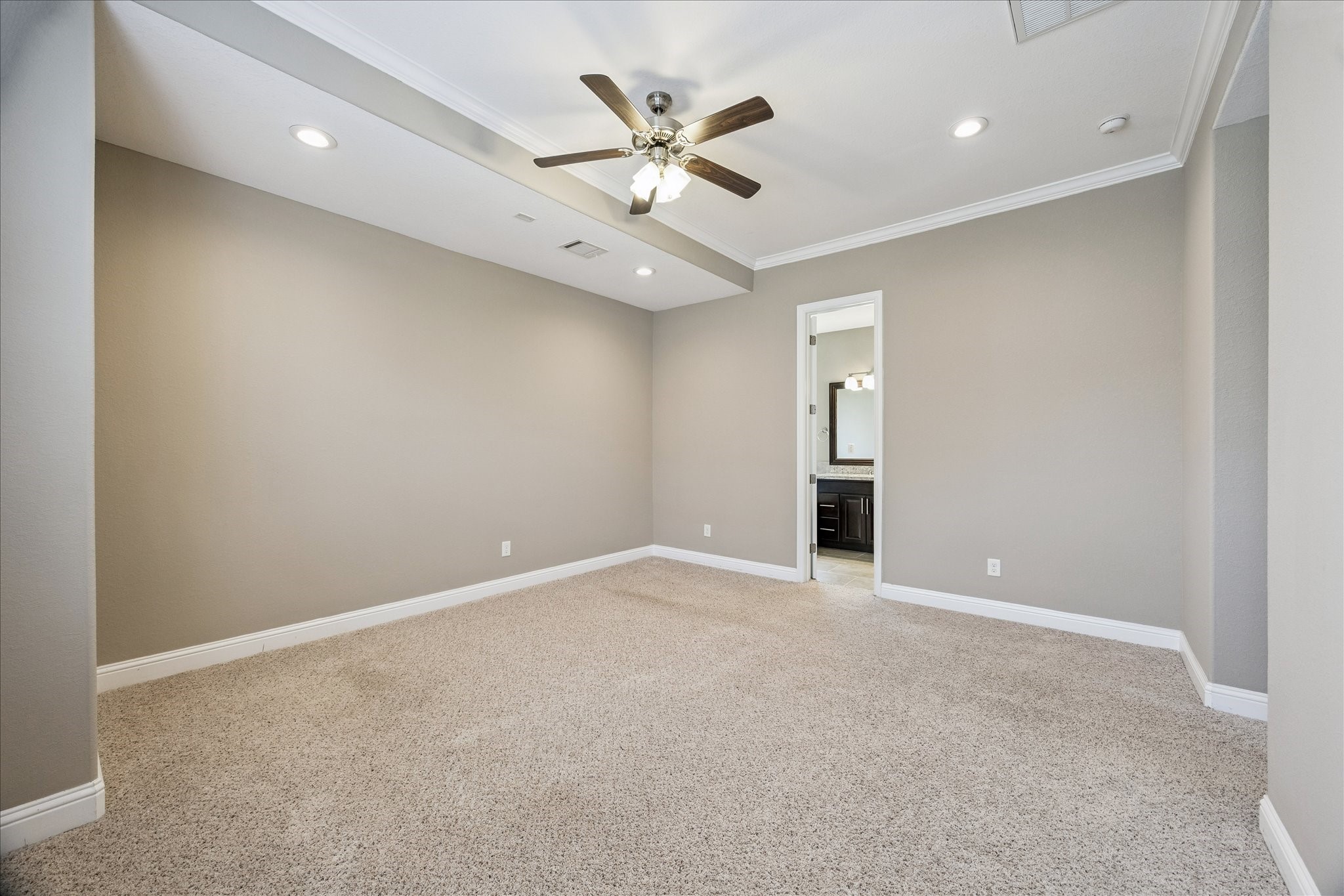 1113 West 18th Street, Unit B Houston, TX 77008 - Photo 23 of 32 an empty room with ceiling fan and window