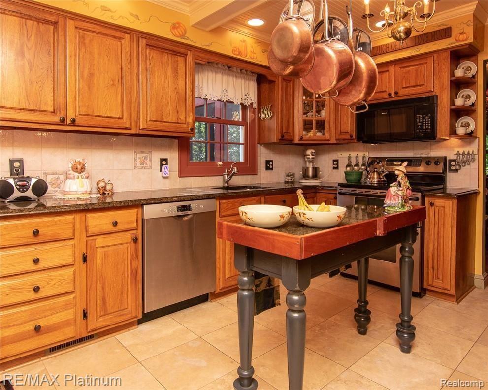 12214 Foley Road Fenton, MI 48430 - Photo 9 of 40 kitchen 3.jpg