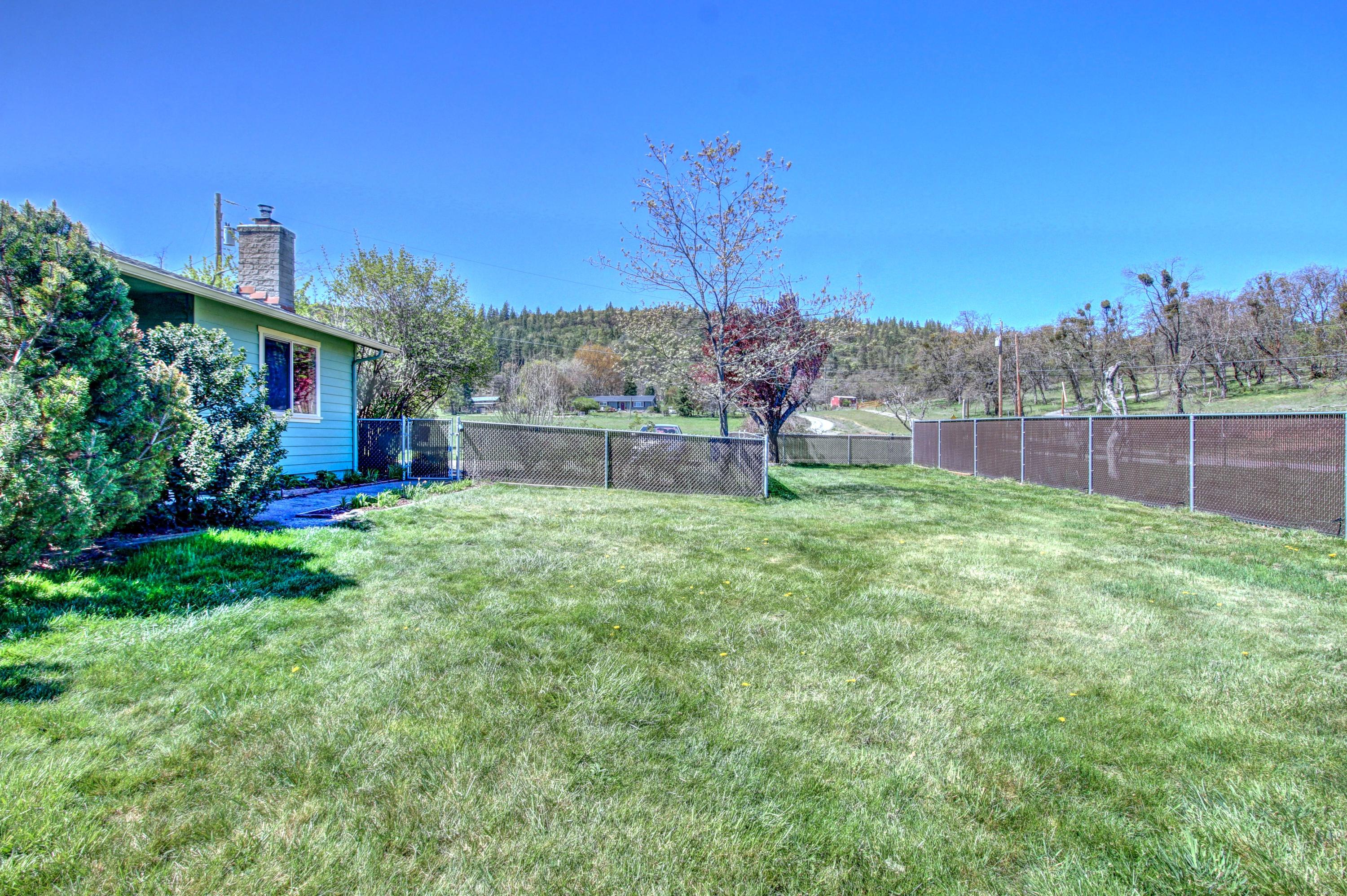 3055 Burrell Road Medford, OR 97501 - Photo 27 of 45 sideyard