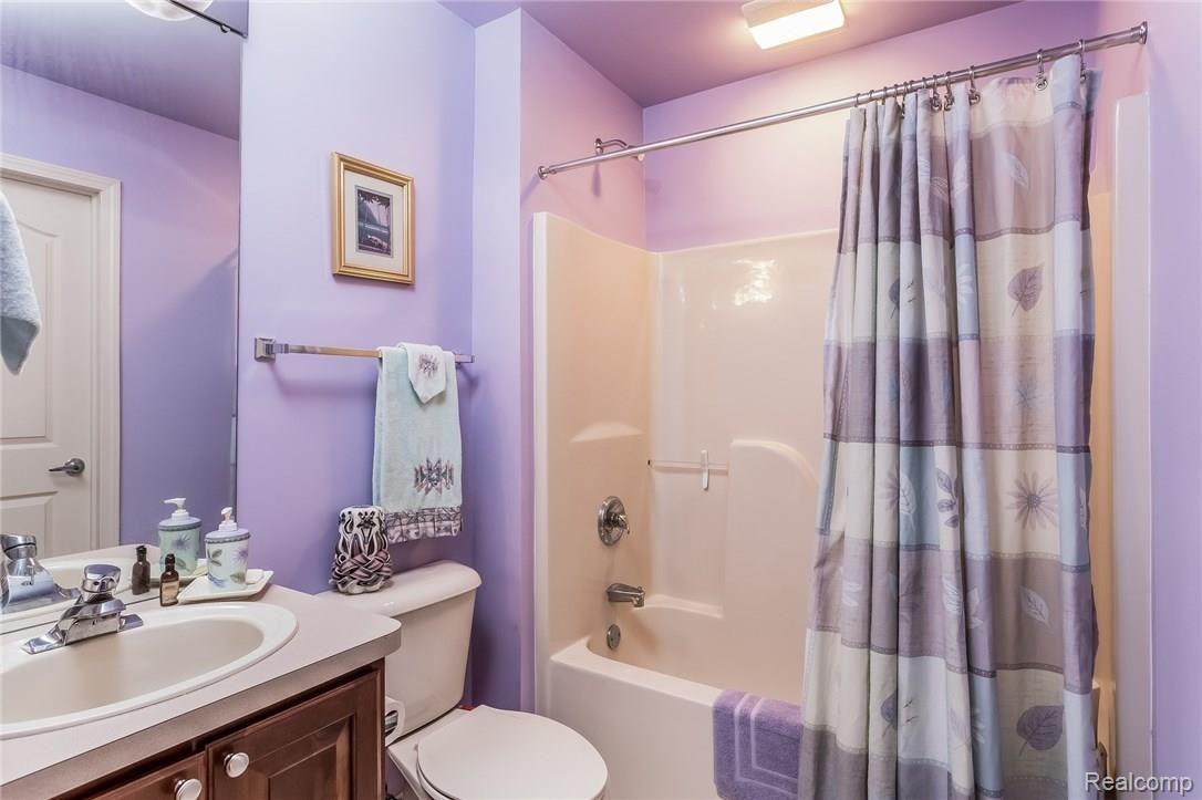 1144 Miners Run Rochester, MI 48306 - Photo 34 of 49 046-Bathroom-2234870-medium.jpg