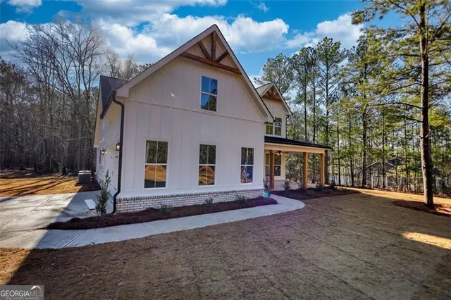 a view of a house with a yard