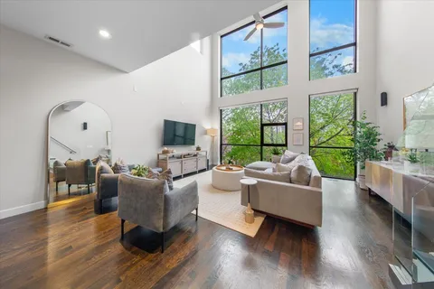 $999,990 | 1718 West Le Moyne Street, Unit 2, Chicago, IL 60622