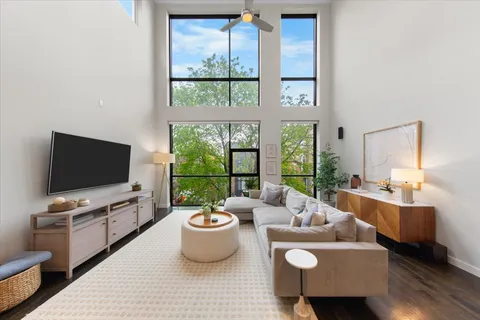 $999,990 | 1718 West Le Moyne Street, Unit 2, Chicago, IL 60622